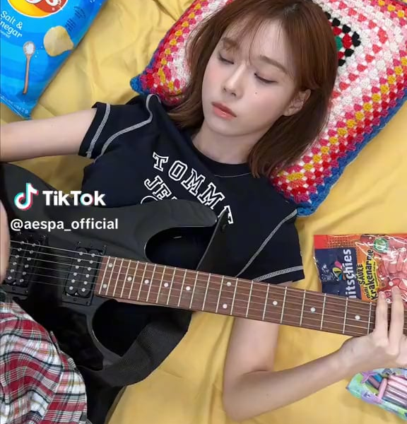 230817 aespa TikTok Update with Winter - i just keep coming back to minjeong 😏🎸