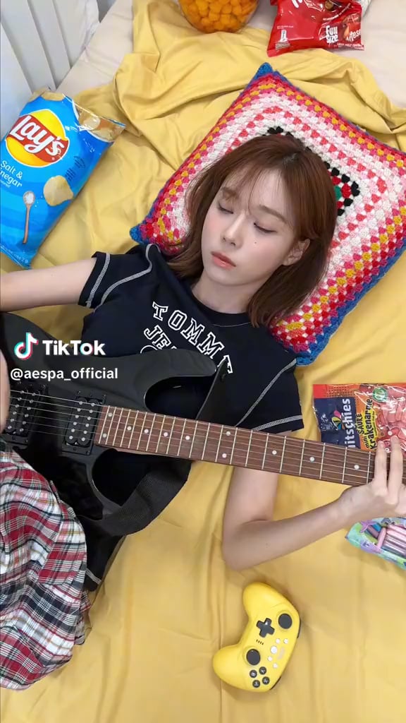 230817 aespa TikTok Update with Winter - i just keep coming back to minjeong 😏🎸