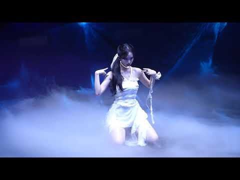 Karina's solo performance of 'Menagerie' in Boston 09/02/23
