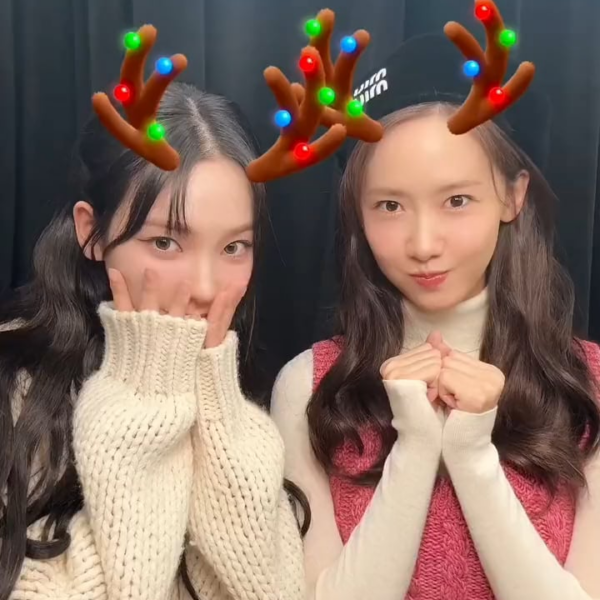 231220 aespa TikTok Update with Karina - Jingle Bell Rock 💗💙 (with Girls' Generation Yoona)