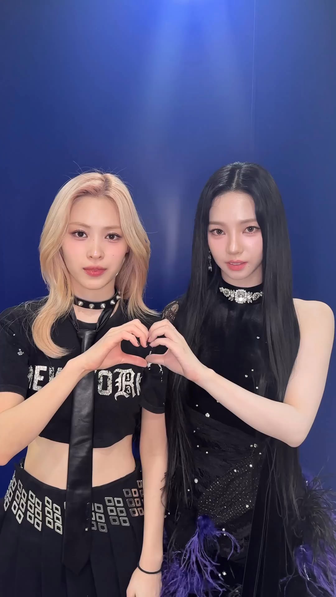 240108 ITZY TikTok Update with Karina - aespa Karina and ITZY Ryujin's untouchable face attack 🖤 This combination is like one #Drama ❤🔥 #UNTOUCHABLEChallenge