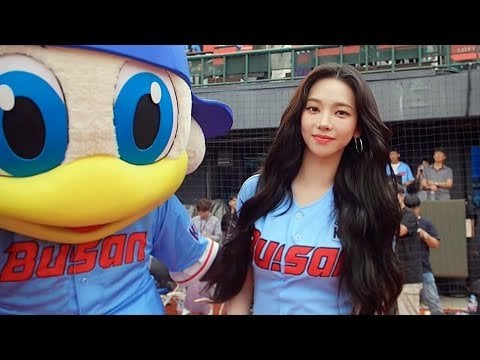 240609 aespa’s Karina Throws the First Pitch for Lotte Giant