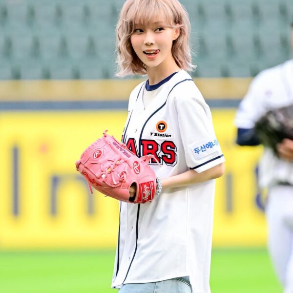 240725 aespa’s Winter Throws the First Pitch for Doosan Bears @ Jamsil Baseball Stadium (Press Photos)