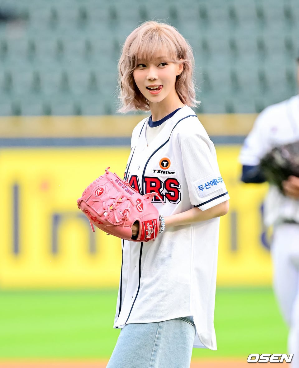 240725 aespa’s Winter Throws the First Pitch for Doosan Bears @ Jamsil Baseball Stadium (Press Photos)