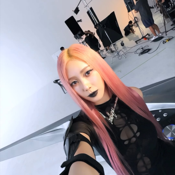 241015 aespa TikTok Update with Giselle - Whiplash backstage moment