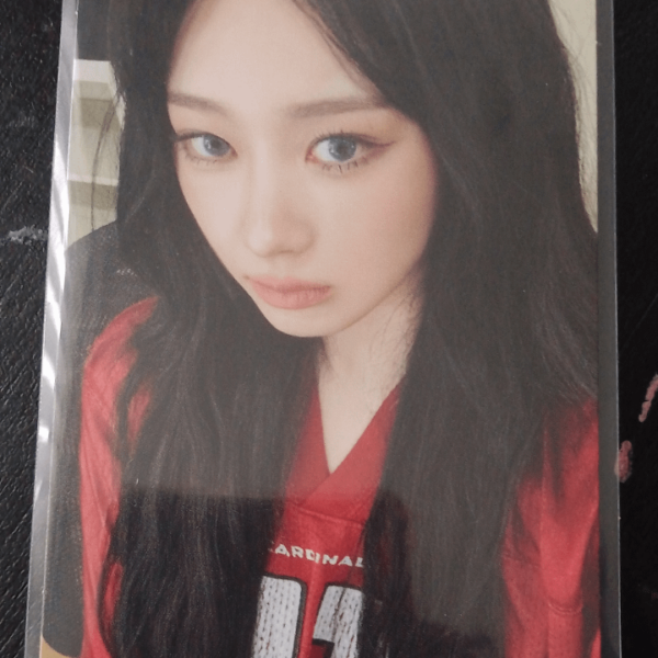 does anyone know about this photocards 😭